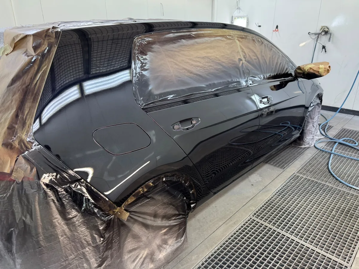 Vers gespoten auto in de spuitcabine van HMA Autoschade