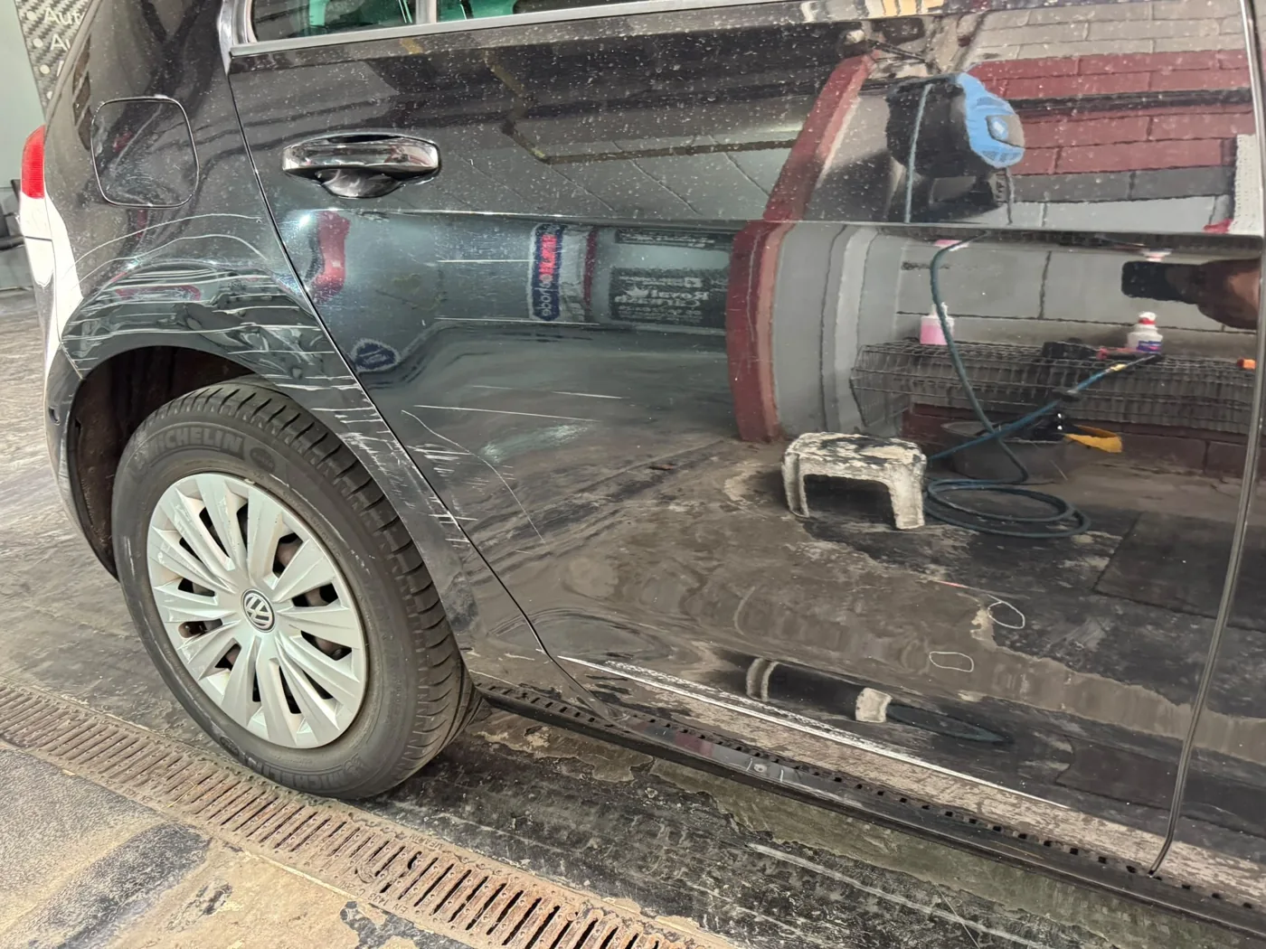 Zijkant van een auto met diepe krassen voor het herstel